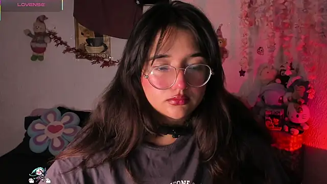 Emilycollei online show from 12-23-25, 04:23