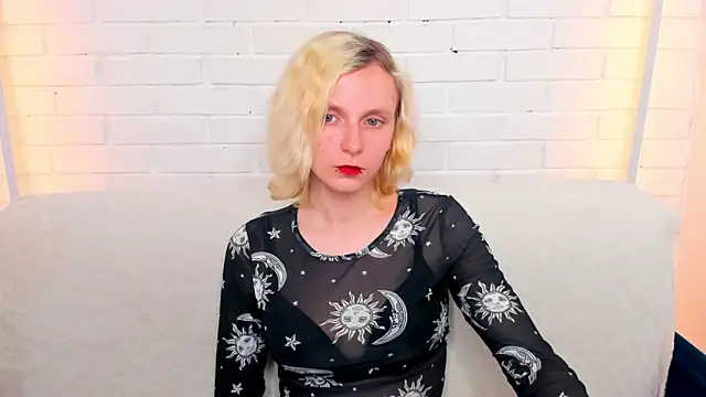 Snapshot of LikiLips chatting on 05-07-26, 12:59 LikiLips online show from 05-07-26, 12:59
