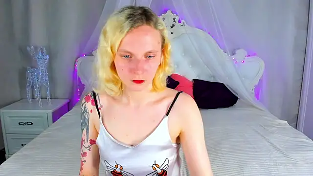 Snapshot of LikiLips chatting on 05-27-26, 01:57 LikiLips online show from 05-27-26, 01:57