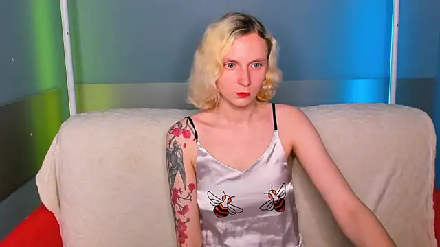 Snapshot of LikiLips chatting on 05-31-26, 01:00 LikiLips online show from 05-31-26, 01:00
