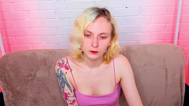 Snapshot of LikiLips chatting on 05-19-26, 12:59 LikiLips online show from 05-19-26, 12:59