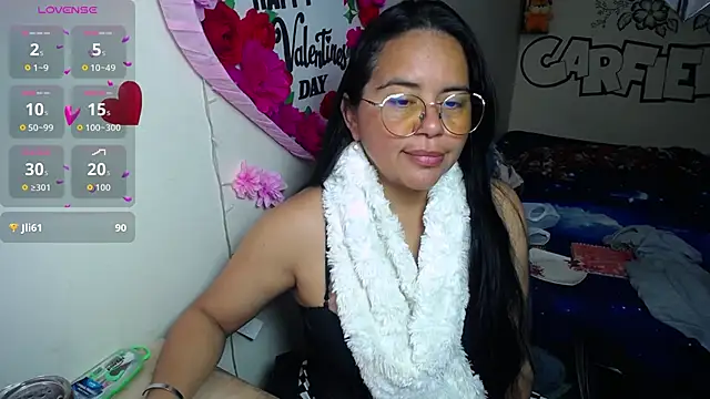 Snapshot of Miss__kendra_ chatting on 03-28-26, 01:45 Miss kendra online show from 03-28-26, 01:45