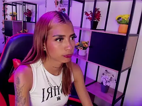 Snapshot of KarlaSlutSkinny__ chatting on 01-07-26, 03:00 KarlaSlutSkinny online show from 01-07-26, 03:00