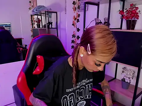 Snapshot of KarlaSlutSkinny__ chatting on 12-19-25, 03:21 KarlaSlutSkinny online show from 12-19-25, 03:21