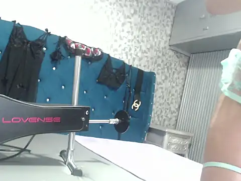 CrisstalPink online show from 11-08-25, 04:49