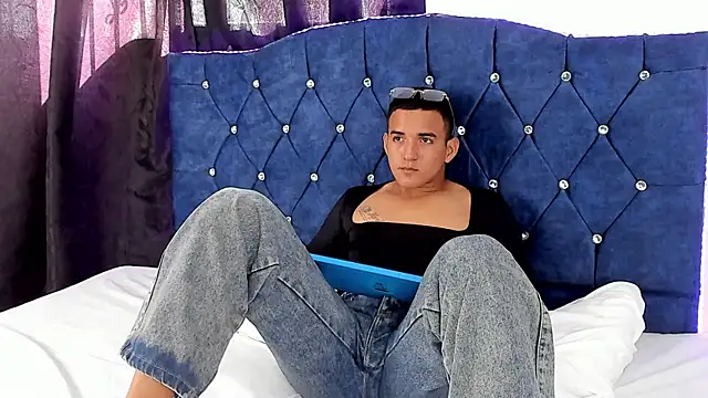 Snapshot of ArielMarquez chatting on 10-09-25, 08:09 ArielMarquez online show from 10-09-25, 08:09