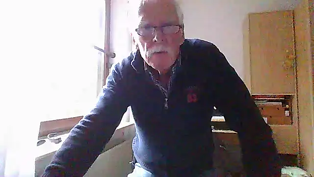 Snapshot of super-snoopy chatting on 10-26-25, 09:20 super-snoopy online show from 10-26-25, 09:20