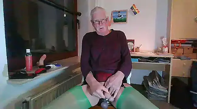 Snapshot of super-snoopy chatting on 12-23-24, 03:55 super-snoopy online show from 12-23-24, 03:55
