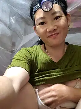 Snapshot of gio-thu chatting on 06-18-26, 01:37 gio-thu online show from 06-18-26, 01:37