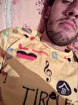 Snapshot of hique25 chatting on 10-26-25, 12:55 hique25 online show from 10-26-25, 12:55