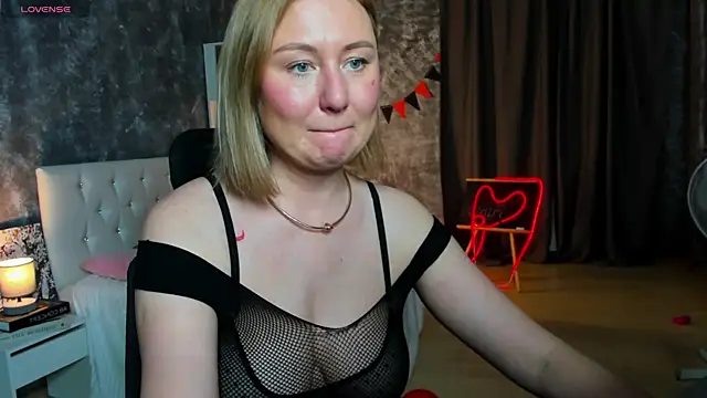 Snapshot of scent__of_woman chatting on 11-12-25, 01:32 scent of woman online show from 11-12-25, 01:32