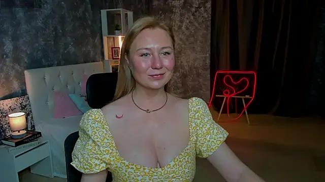 Snapshot of scent__of_woman chatting on 10-16-25, 01:36 scent of woman online show from 10-16-25, 01:36