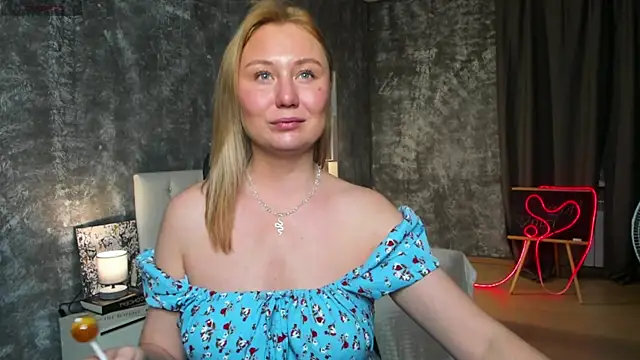 Snapshot of scent__of_woman chatting on 10-27-25, 01:50 scent of woman online show from 10-27-25, 01:50