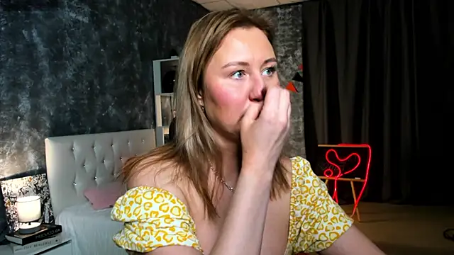 Snapshot of scent__of_woman chatting on 11-04-25, 01:31 scent of woman online show from 11-04-25, 01:31