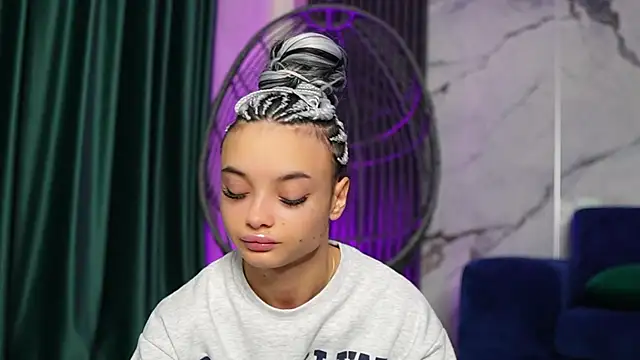 RachelRavee online show from 10-31-25, 05:15