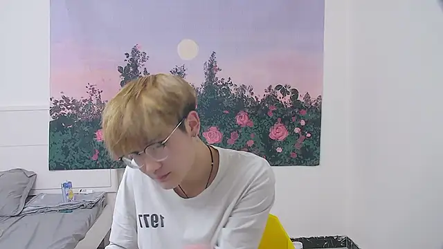 KK-cuteboy online show from 04-12-26, 07:28