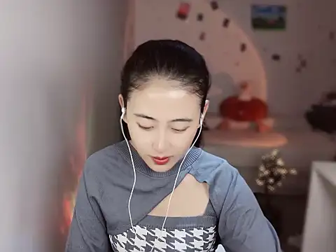 Snapshot of Queena_ chatting on 12-19-25, 01:31 Queena online show from 12-19-25, 01:31