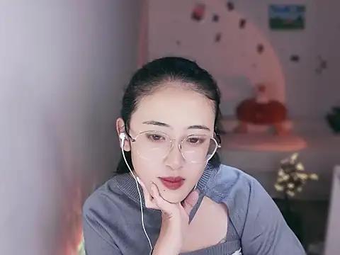 Snapshot of Queena_ chatting on 12-19-25, 03:36 Queena online show from 12-19-25, 03:36