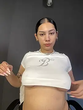 Snapshot of LoraShines chatting on 07-13-26, 11:53 LoraShines online show from 07-13-26, 11:53