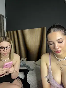 Snapshot of LoraShines chatting on 05-27-26, 11:28 LoraShines online show from 05-27-26, 11:28