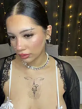 Snapshot of LoraShines chatting on 05-21-26, 05:21 LoraShines online show from 05-21-26, 05:21
