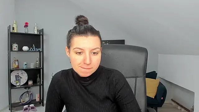 BettyJamess online show from 12-16-25, 05:44