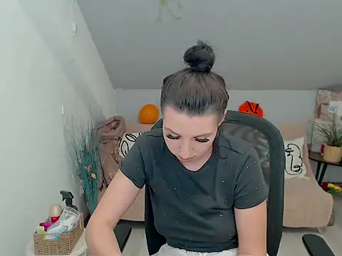 BettyJamess online show from 10-29-25, 09:03