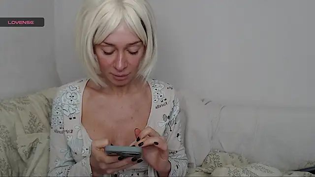 Snapshot of Mimi_la chatting on 10-16-25, 10:34 Mimi la online show from 10-16-25, 10:34