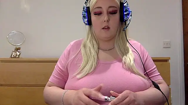 Snapshot of GoddessBarbiee chatting on 10-10-25, 08:09 GoddessBarbiee online show from 10-10-25, 08:09