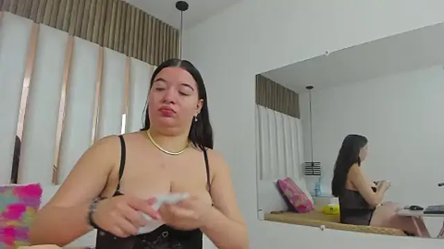 AmbarGills online show from 11-23-25, 01:54