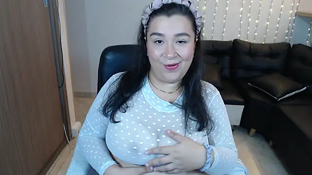 Snapshot of bella_sweet_01 chatting on 10-10-25, 12:06 bella sweet 01 online show from 10-10-25, 12:06