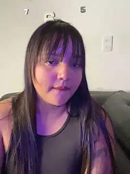 Snapshot of AlinaVega chatting on 10-29-25, 02:27 AlinaVega online show from 10-29-25, 02:27