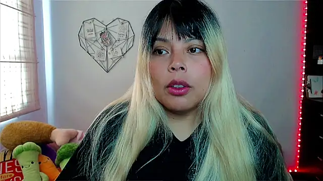 EllieMoonX online show from 12-17-25, 05:29