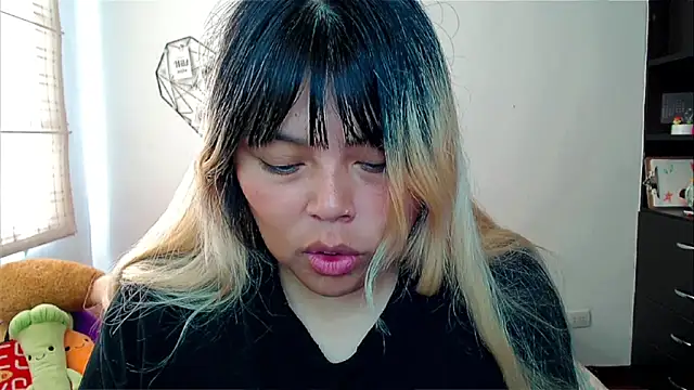 EllieMoonX online show from 12-19-25, 01:13