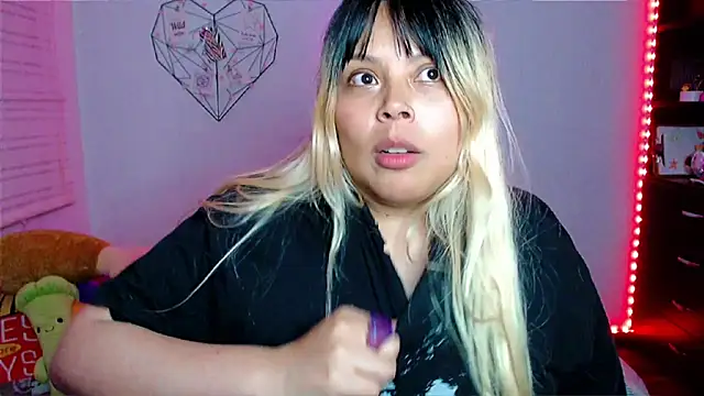 EllieMoonX online show from 12-20-25, 01:19