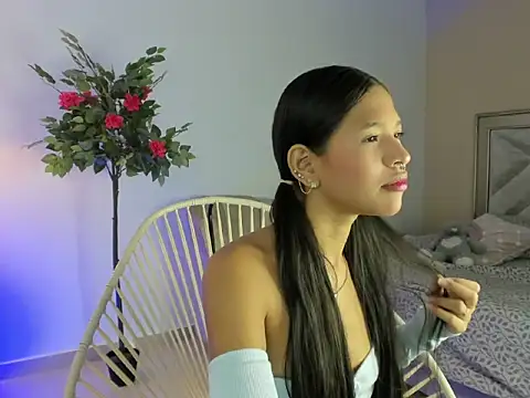 Snapshot of christine__khant chatting on 10-16-25, 03:37 christine khant online show from 10-16-25, 03:37