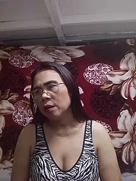 Snapshot of erma_joy chatting on 05-17-26, 01:00 erma joy online show from 05-17-26, 01:00
