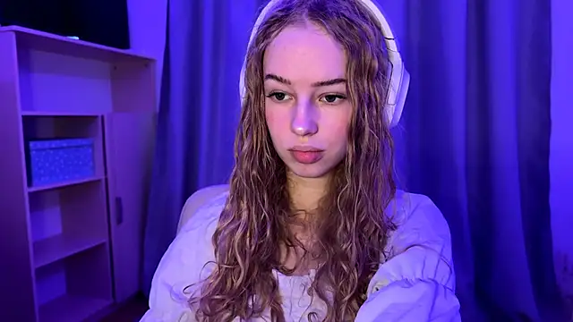 LunaCrave online show from 10-31-25, 06:21