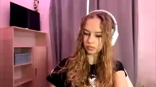 LunaCrave online show from 10-15-25, 05:17