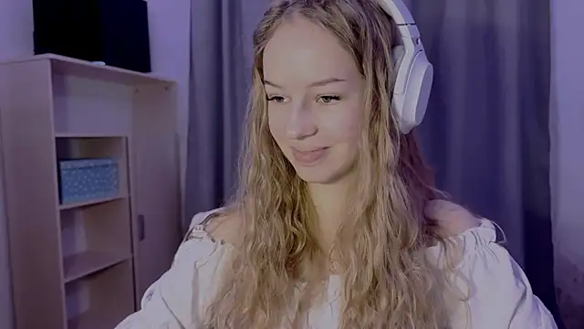 LunaCrave online show from 10-30-25, 12:14