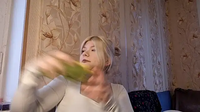 Snapshot of EllenMompoint chatting on 10-28-25, 07:18 EllenMompoint online show from 10-28-25, 07:18