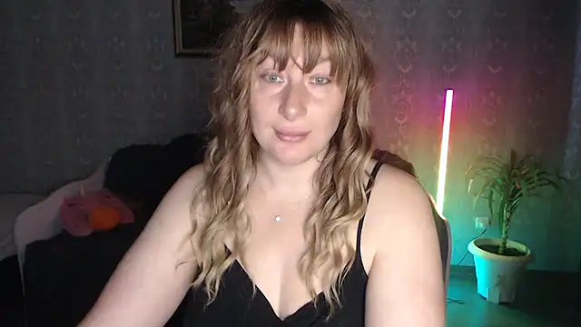 Yummy Gloria online show from 11-20-25, 06:47