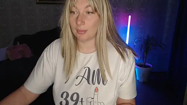 Yummy Gloria online show from 11-16-25, 06:18