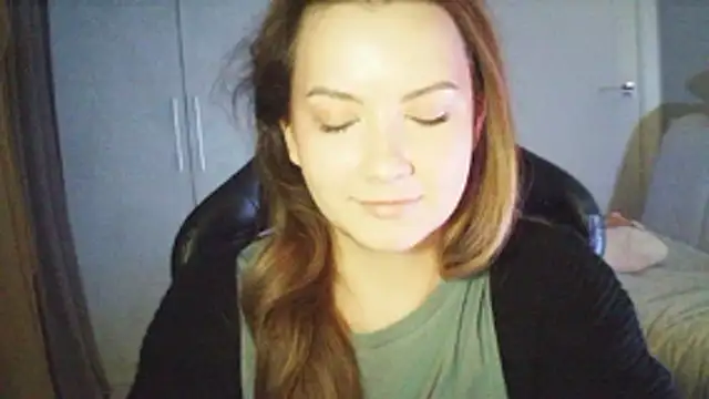 Snapshot of MoodieMira chatting on 04-12-26, 09:18 MoodieMira online show from 04-12-26, 09:18