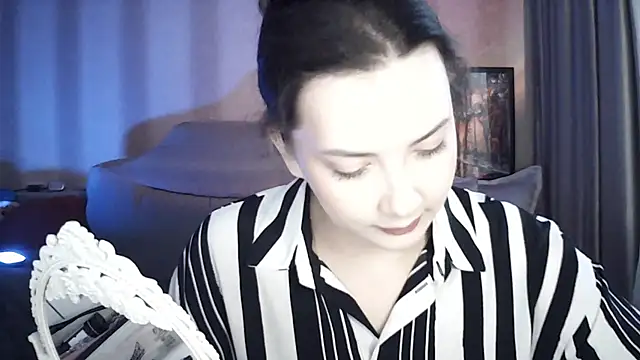 MoodieMira online show from 06-17-26, 05:34
