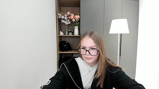 Snapshot of HienBaisey chatting on 10-10-25, 03:18 HienBaisey online show from 10-10-25, 03:18
