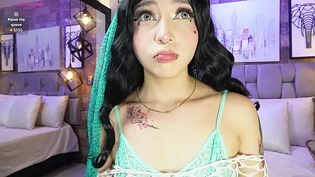 Sophia Bellucci online show from 12-15-25, 12:44