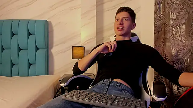 Snapshot of Tyler__Colt chatting on 10-10-25, 07:15 Tyler Colt online show from 10-10-25, 07:15