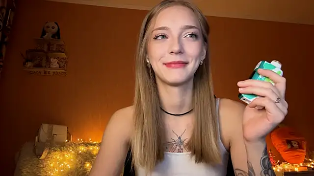 Snapshot of EvaPeace chatting on 10-14-25, 04:18 EvaPeace online show from 10-14-25, 04:18