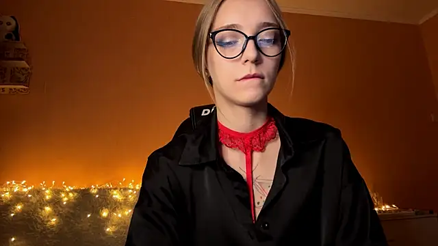 Snapshot of EvaPeace chatting on 10-11-25, 04:19 EvaPeace online show from 10-11-25, 04:19